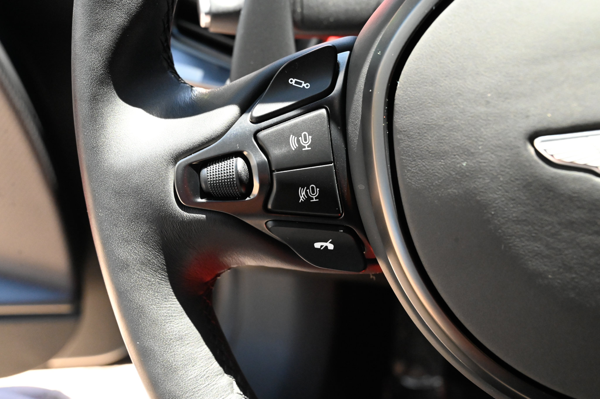 Used 2021 Aston Martin DB11 Coupe RWD image 26