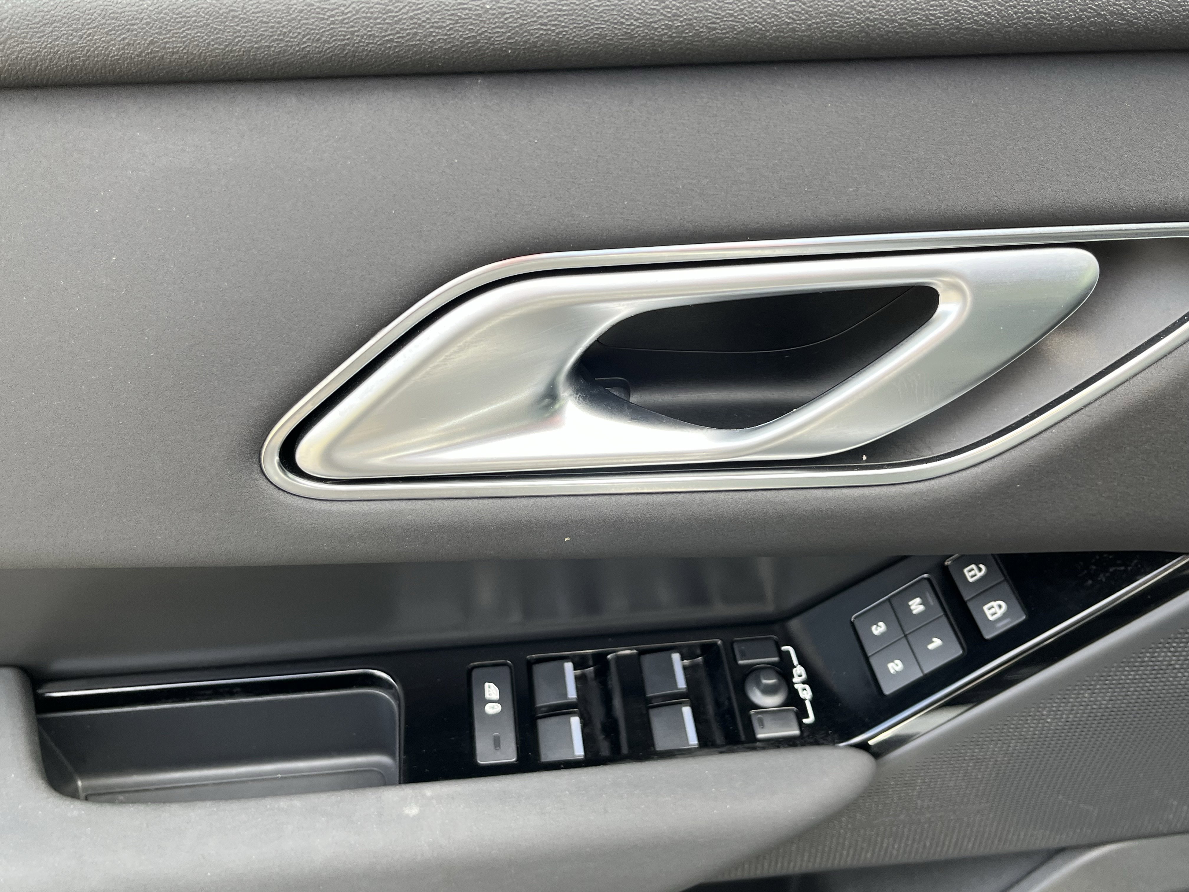 Certified 2025 Land Rover Range Rover Velar Dynamic SE AWD/4WD image 14