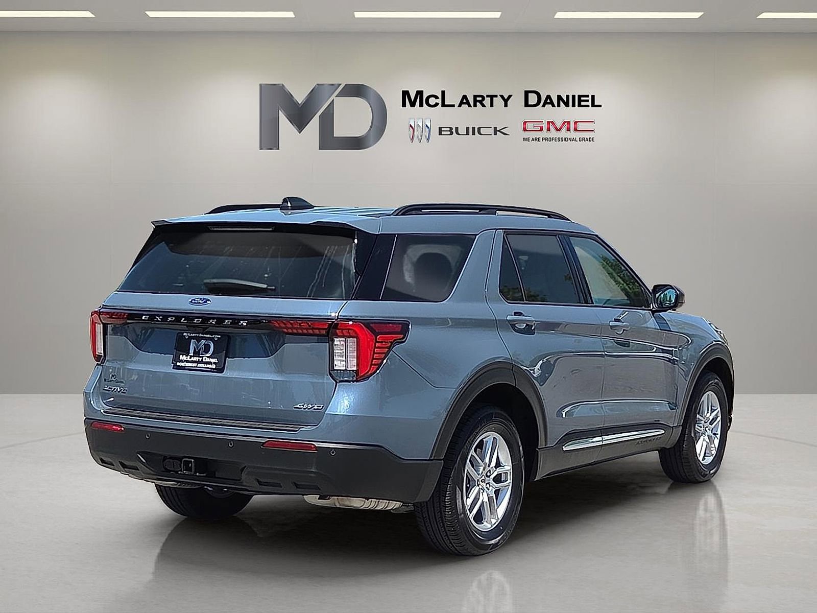Used 2025 Ford Explorer Active AWD/4WD image 5