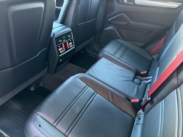 Used 2023 Porsche Cayenne Platinum Edition image 15