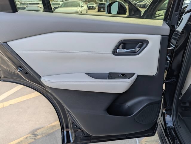Used 2025 Nissan Rogue SL AWD/4WD image 16