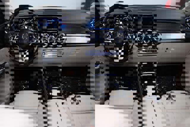 Used 2021 Mercedes-Benz GLB 250 4MATIC w/ Premium Package image 2