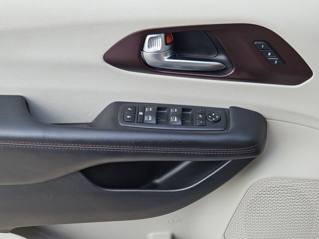 Used 2020 Chrysler Pacifica Limited image 23
