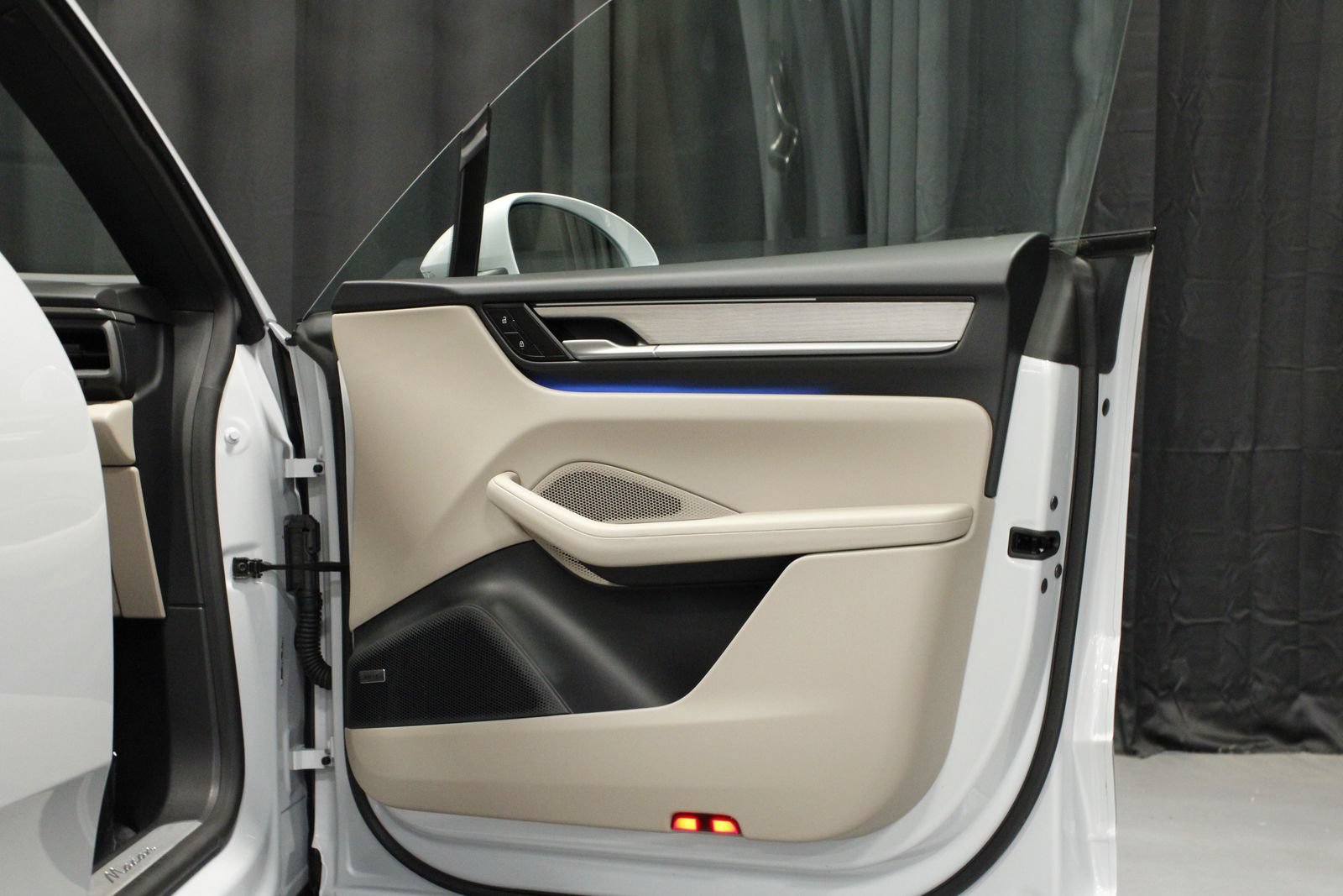 Certified 2025 Porsche Macan Electric RWD image 16