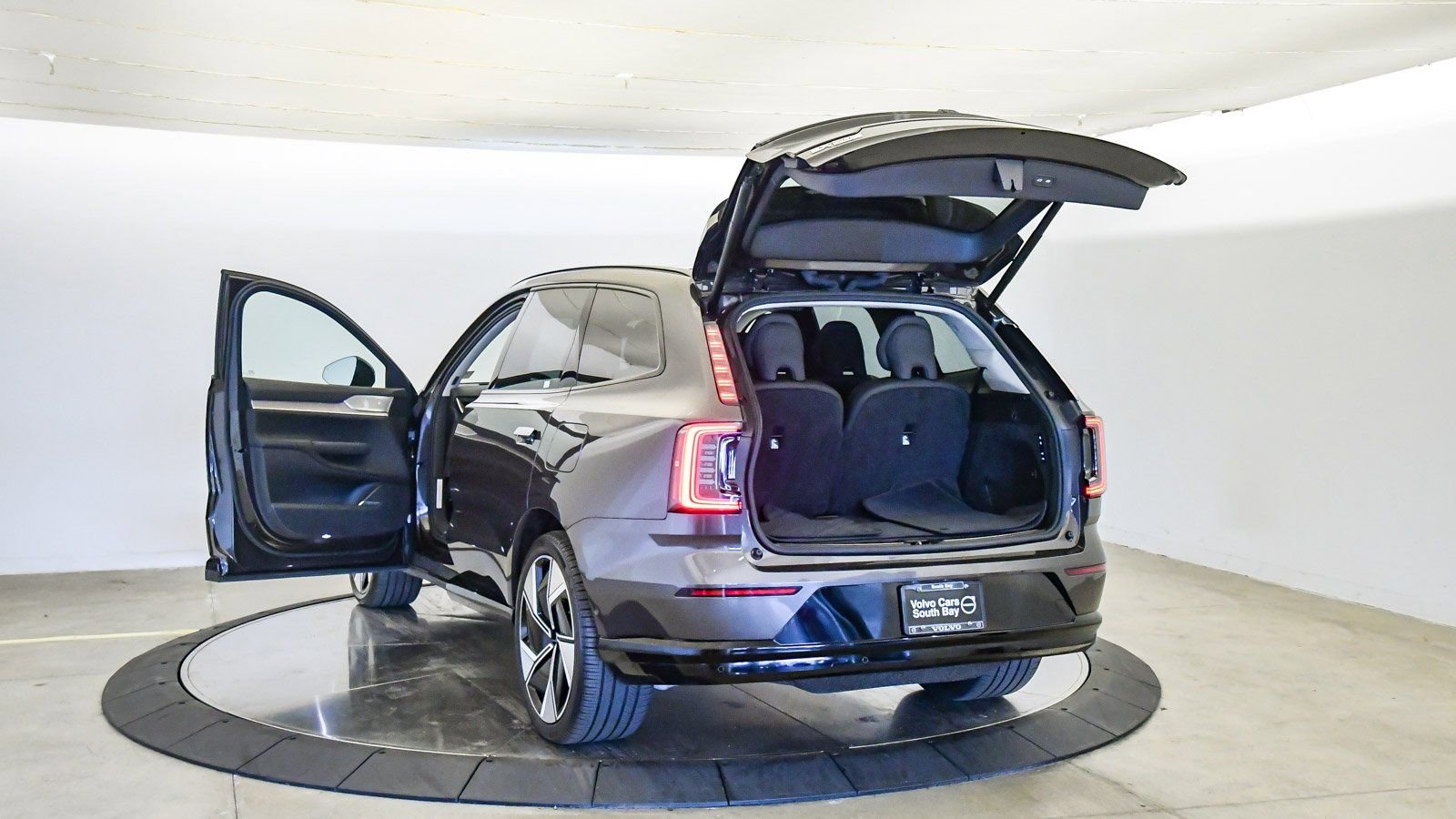 Certified 2025 Volvo EX90 Ultra image 30