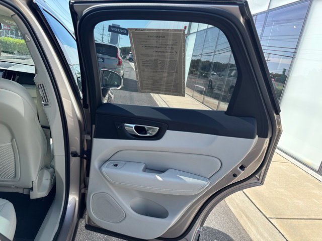 Used 2023 Volvo XC60 B5 Plus w/ Climate Package AWD/4WD image 12