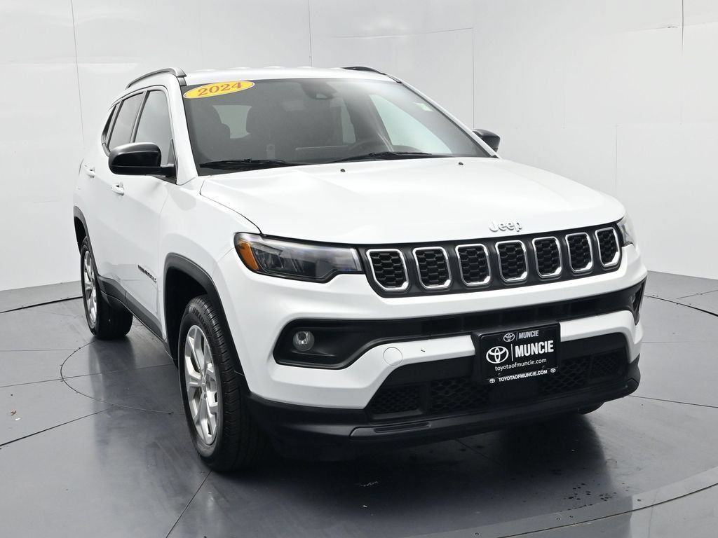 Used 2024 Jeep Compass Latitude AWD/4WD image 2