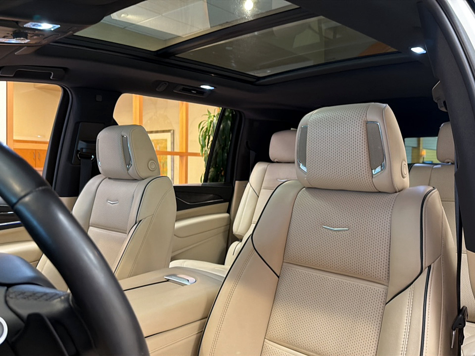 Used 2023 Cadillac Escalade ESV Premium Luxury RWD image 9