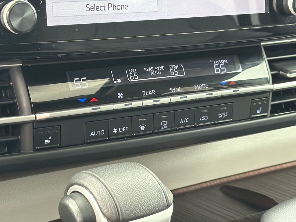 Used 2024 Toyota Sienna XLE image 27