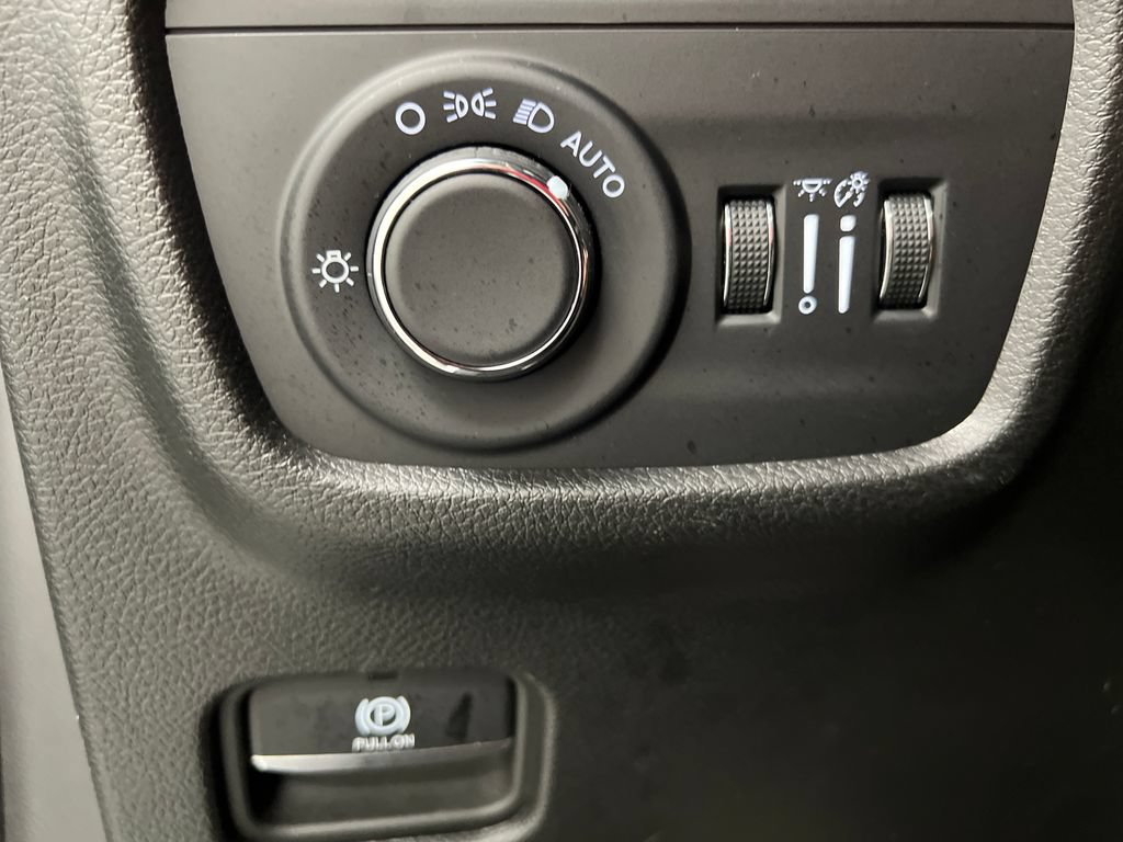 Used 2025 Jeep Grand Cherokee Altitude AWD/4WD image 46