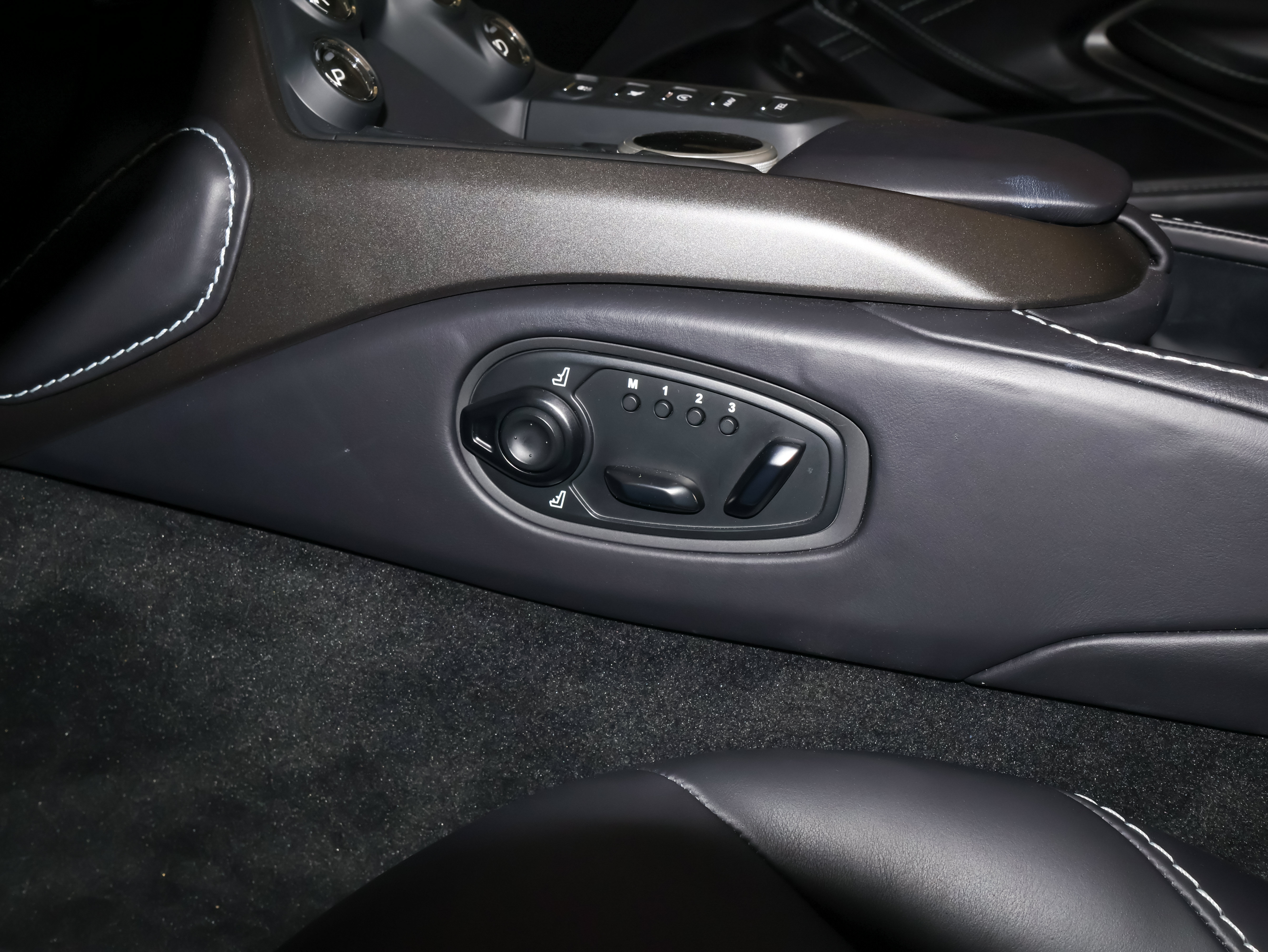 Used 2023 Aston Martin V8 Vantage Roadster RWD image 16