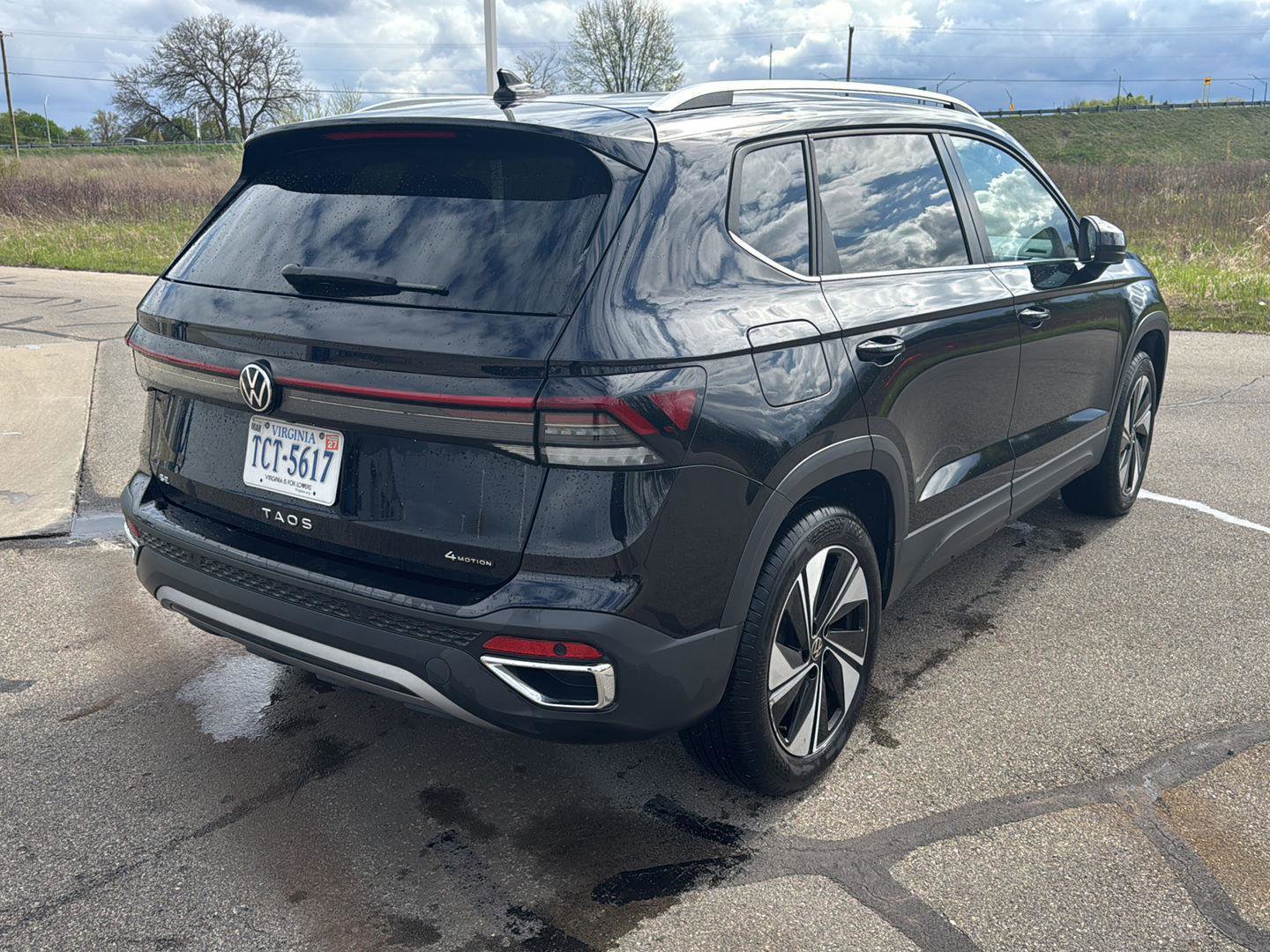 Used 2025 Volkswagen Taos SE AWD/4WD image 7