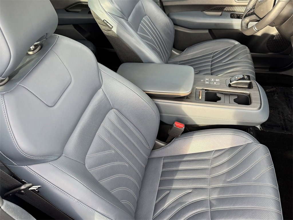 Used 2023 Nissan Ariya image 32