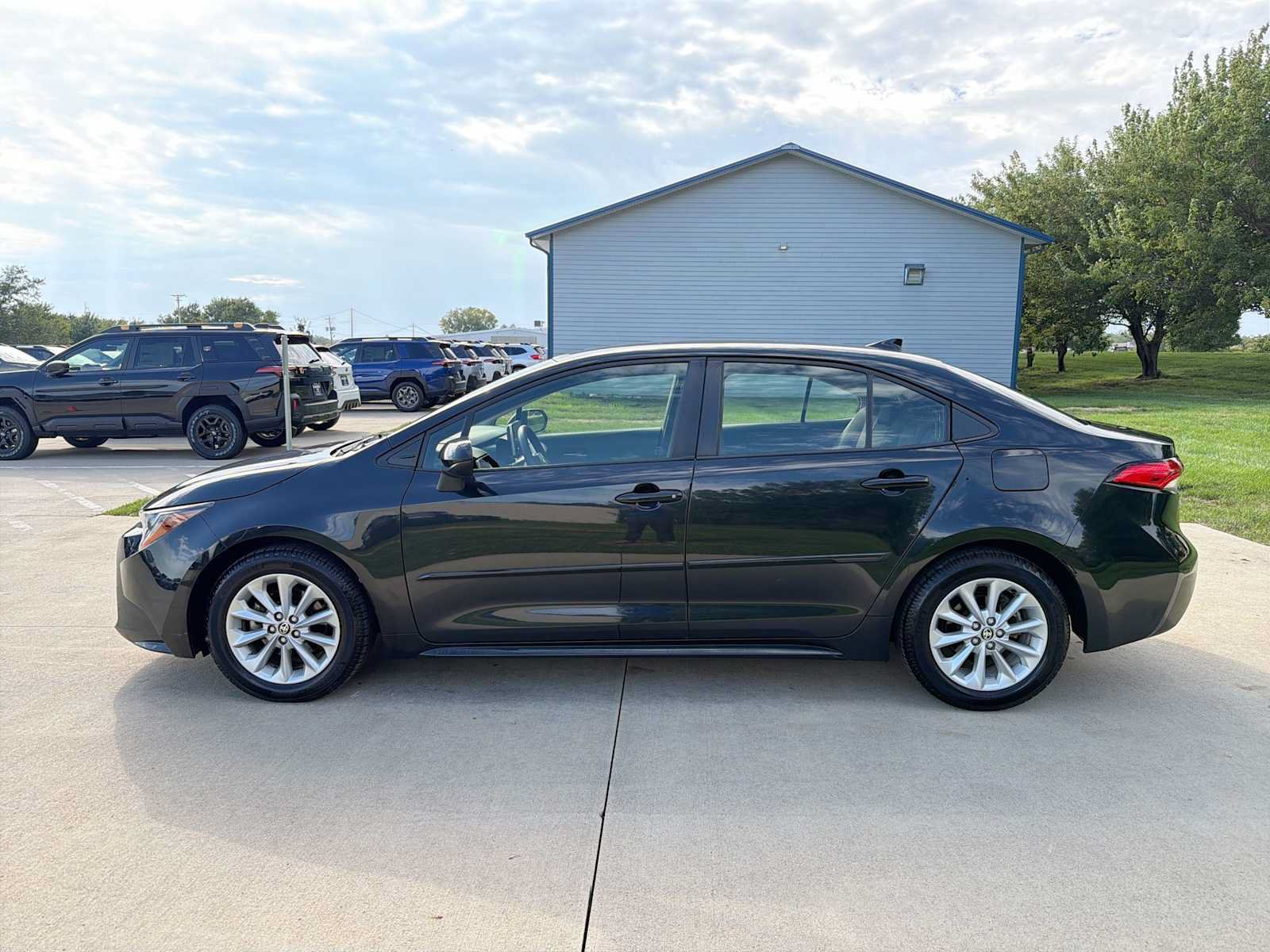 Used 2020 Toyota Corolla LE w/ LE Convenience Package FWD image 3