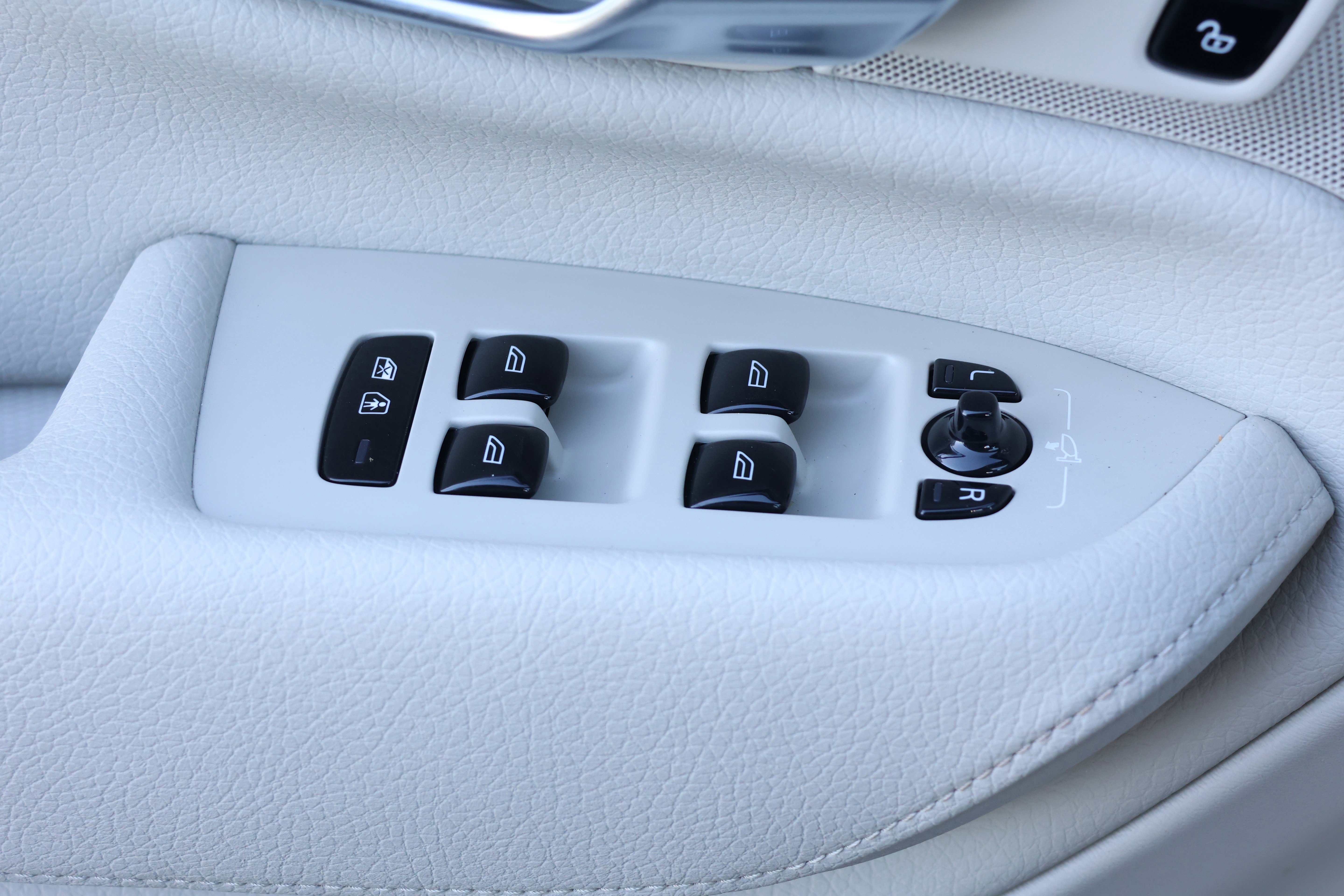 Used 2022 Volvo XC90 T6 Momentum w/ Advanced Package image 14