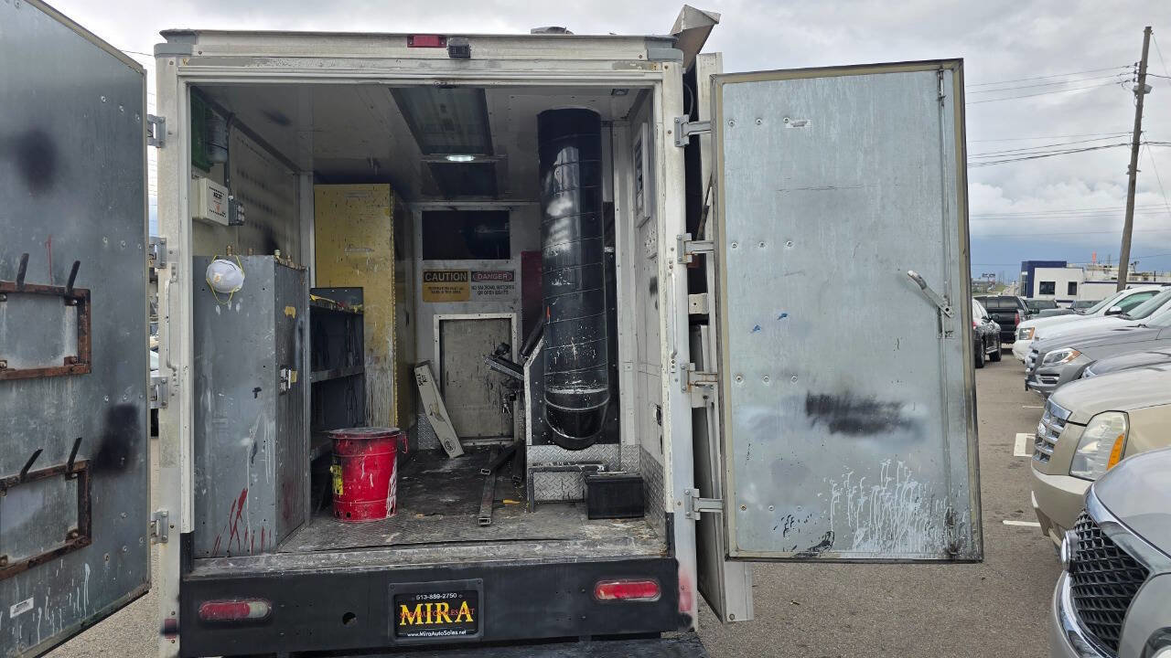 Used 2017 Chevrolet Express 3500 w/ Chrome Appearance Package image 23