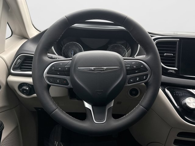 Used 2023 Chrysler Pacifica Touring-L FWD image 12