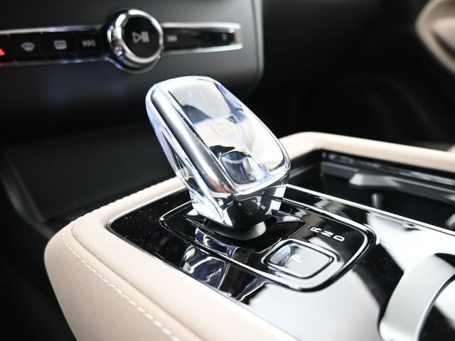 New 2026 Volvo XC90 T8 Plus w/ Protection Package Premier AWD/4WD image 13