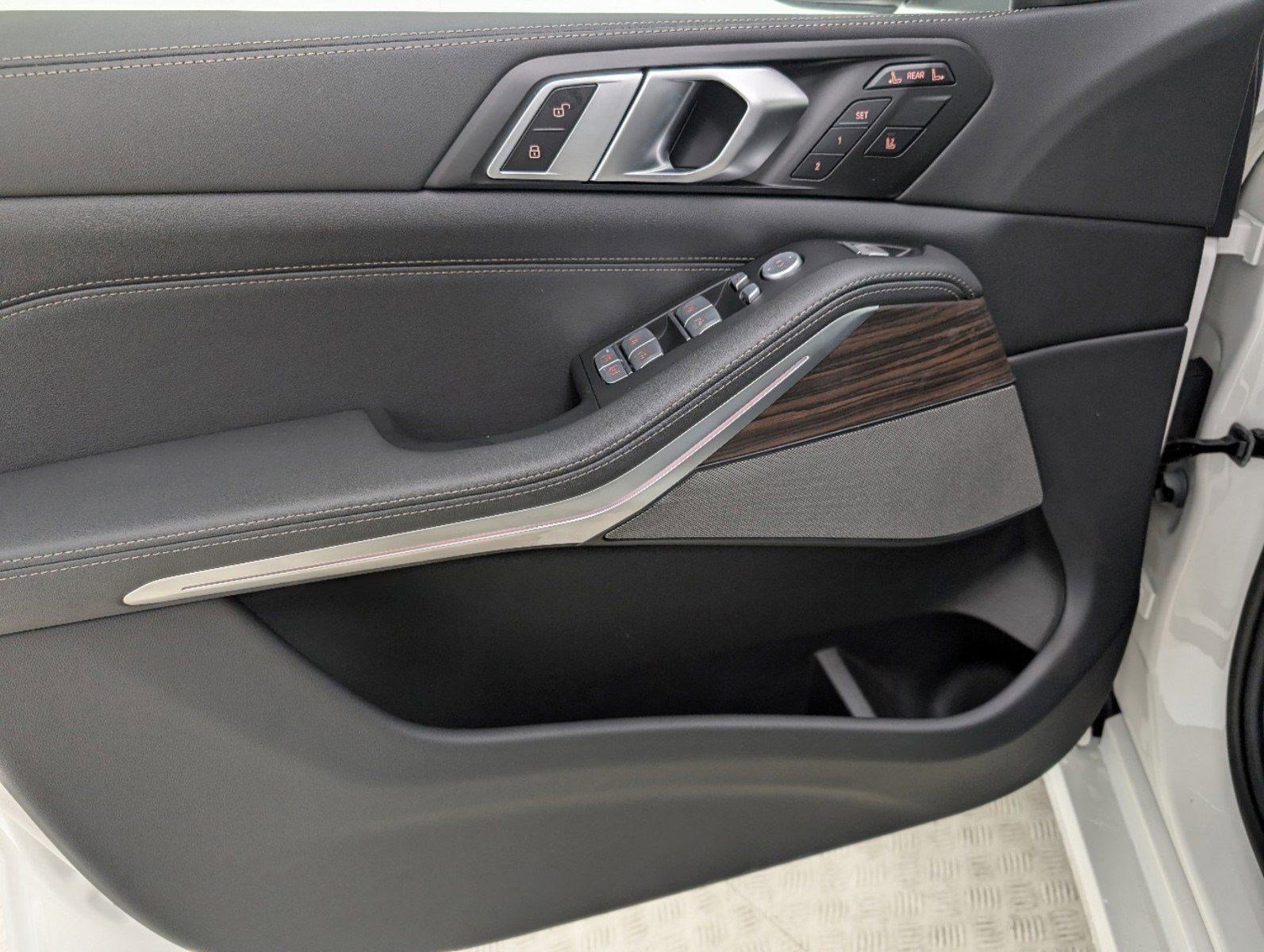 Used 2025 BMW X7 xDrive40i w/ Premium Package image 12