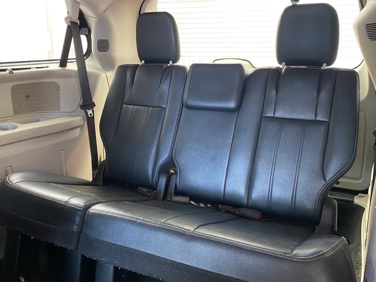 Used 2014 Chrysler Town & Country Touring image 17