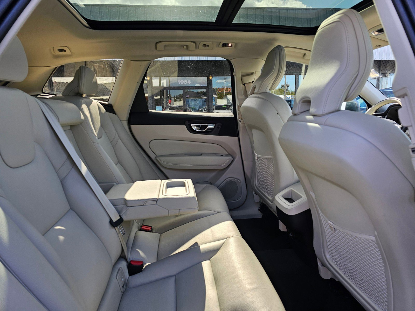 Used 2020 Volvo XC60 T6 Momentum image 16