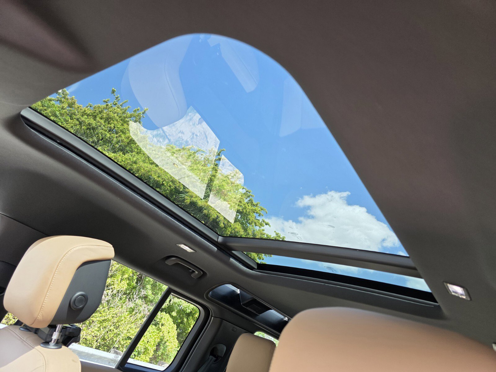 New 2026 Land Rover Defender 110 X-Dynamic SE image 13