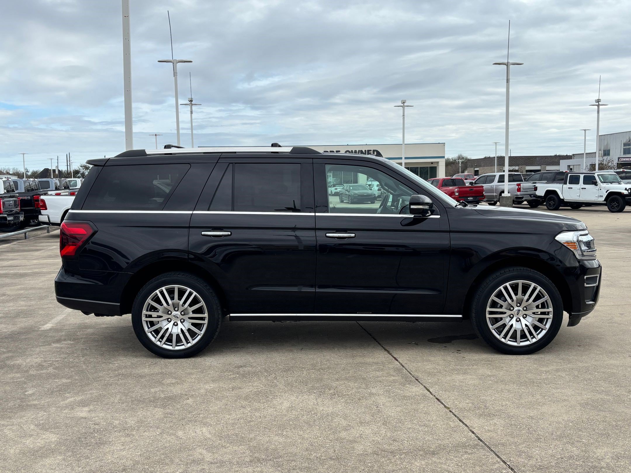 Used 2024 Ford Expedition Limited image 2