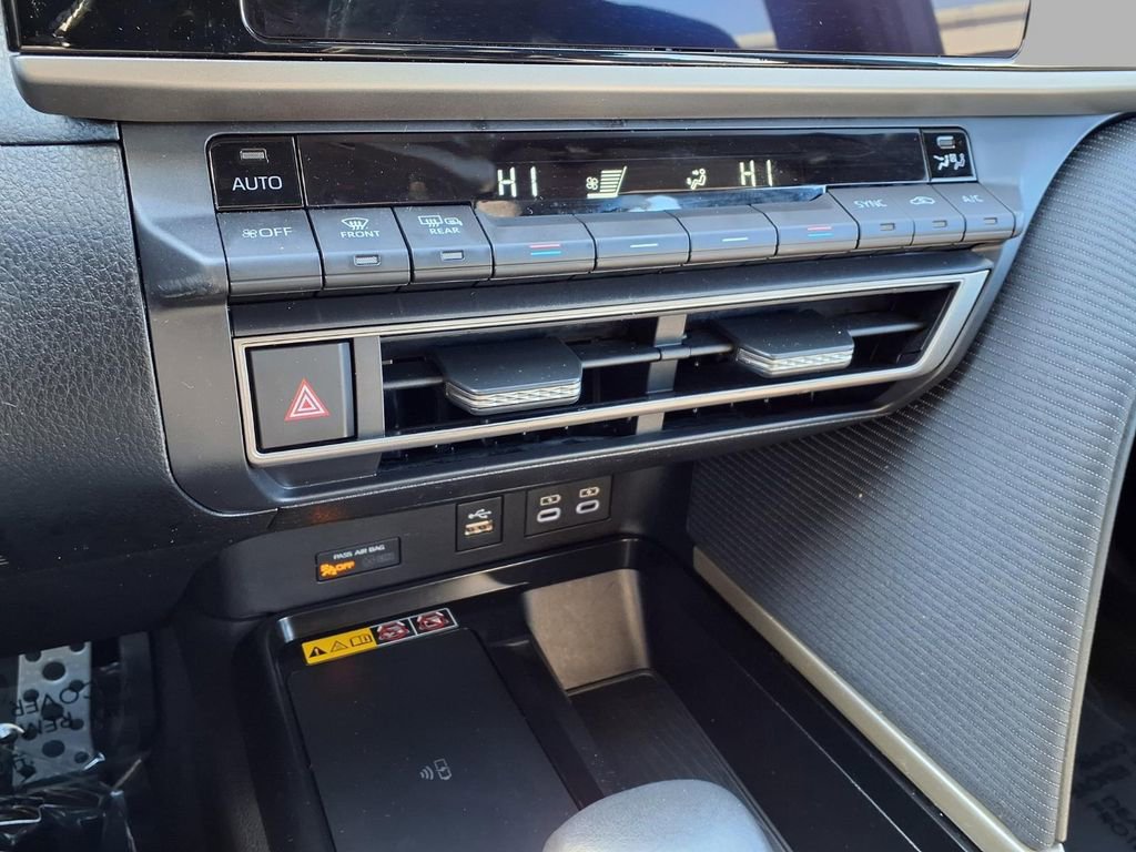 Used 2025 Toyota Camry SE image 9