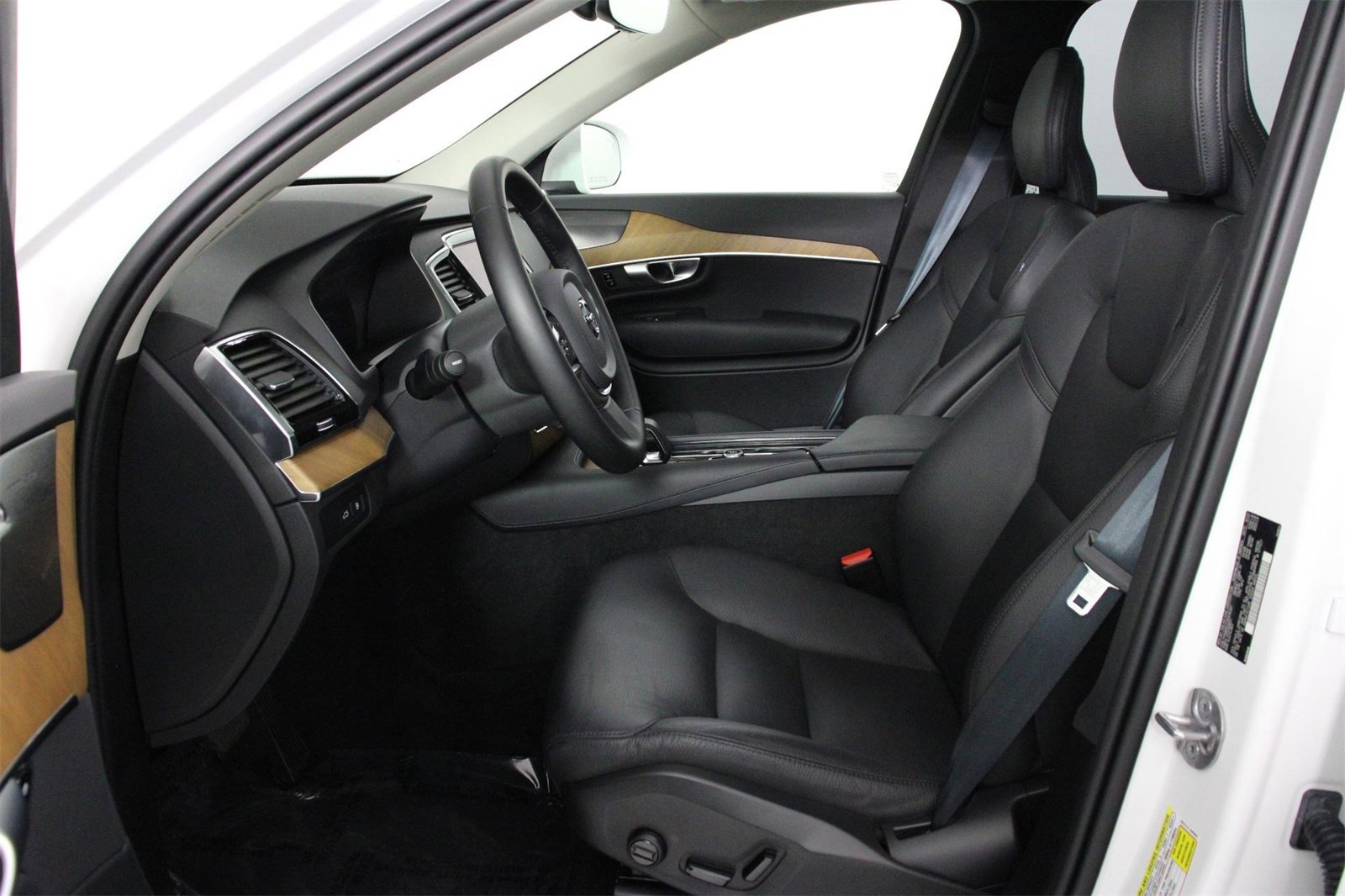 Certified 2024 Volvo XC90 T8 Plus w/ Protection Package Premier image 31