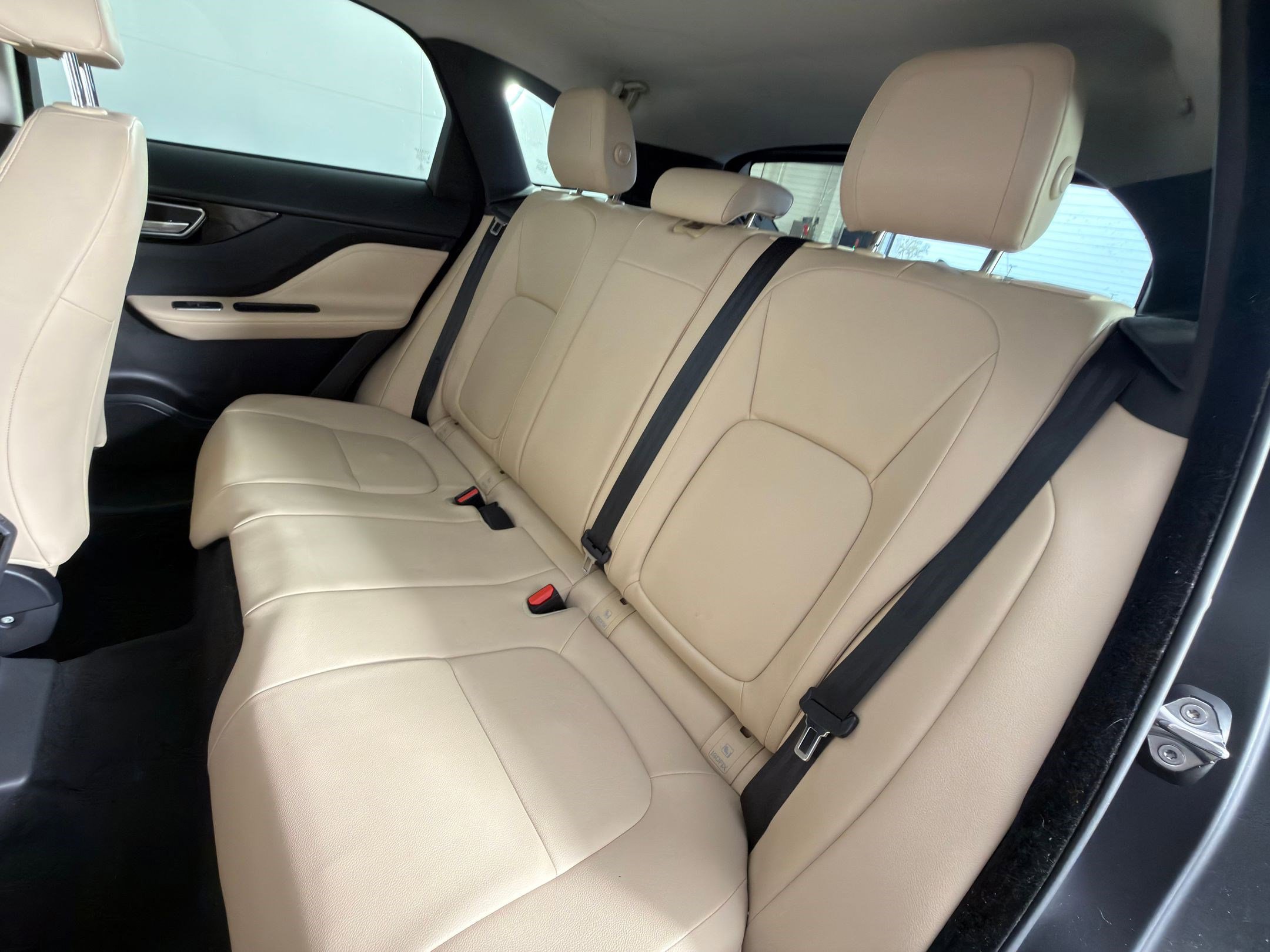 Used 2017 Jaguar F-PACE Premium image 32