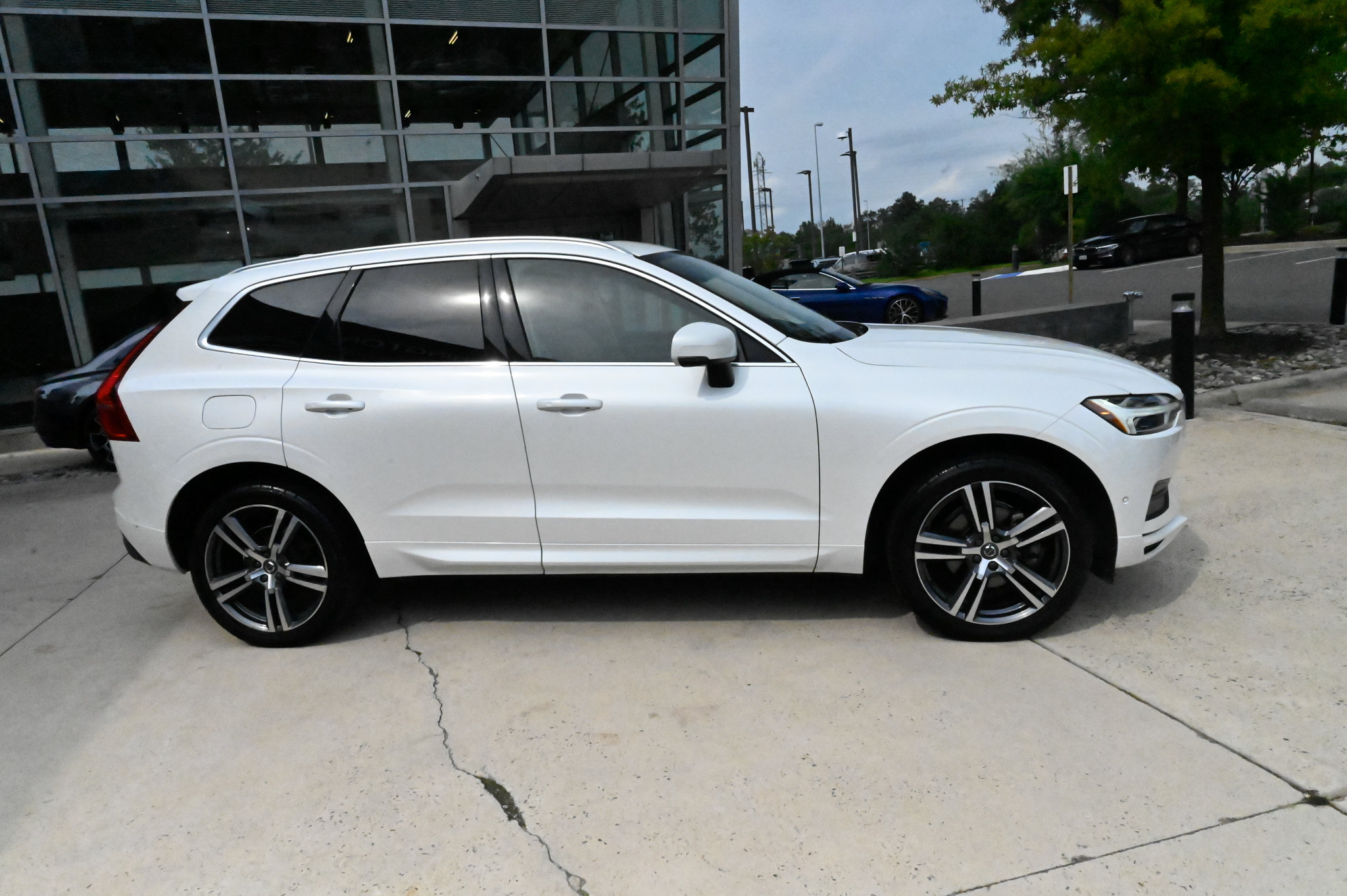Used 2019 Volvo XC60 T5 Momentum w/ Multimedia Package AWD/4WD image 4