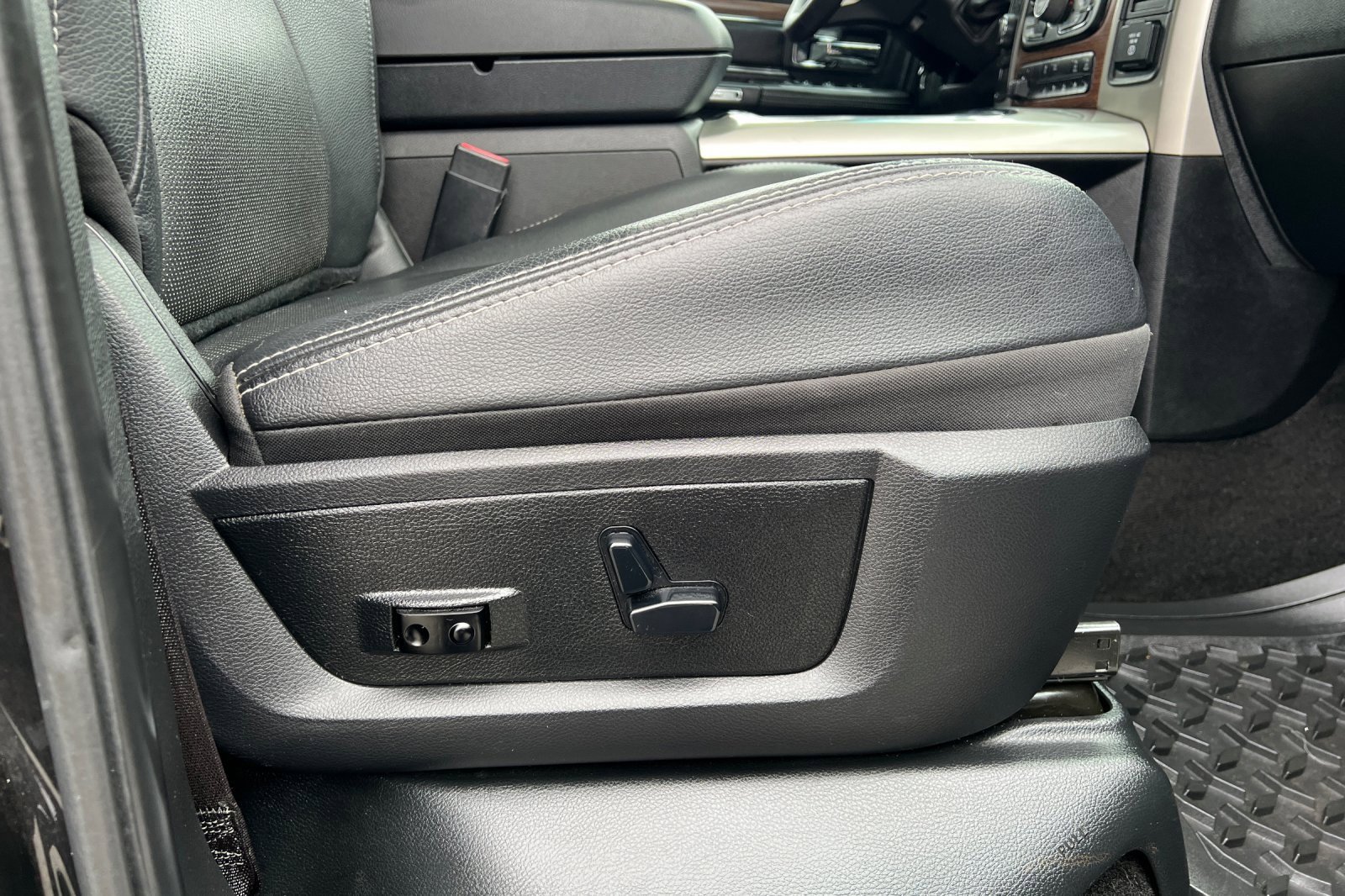 Used 2017 RAM 3500 Laramie image 21