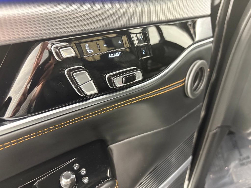 Used 2023 Jeep Grand Wagoneer Series III AWD/4WD image 25