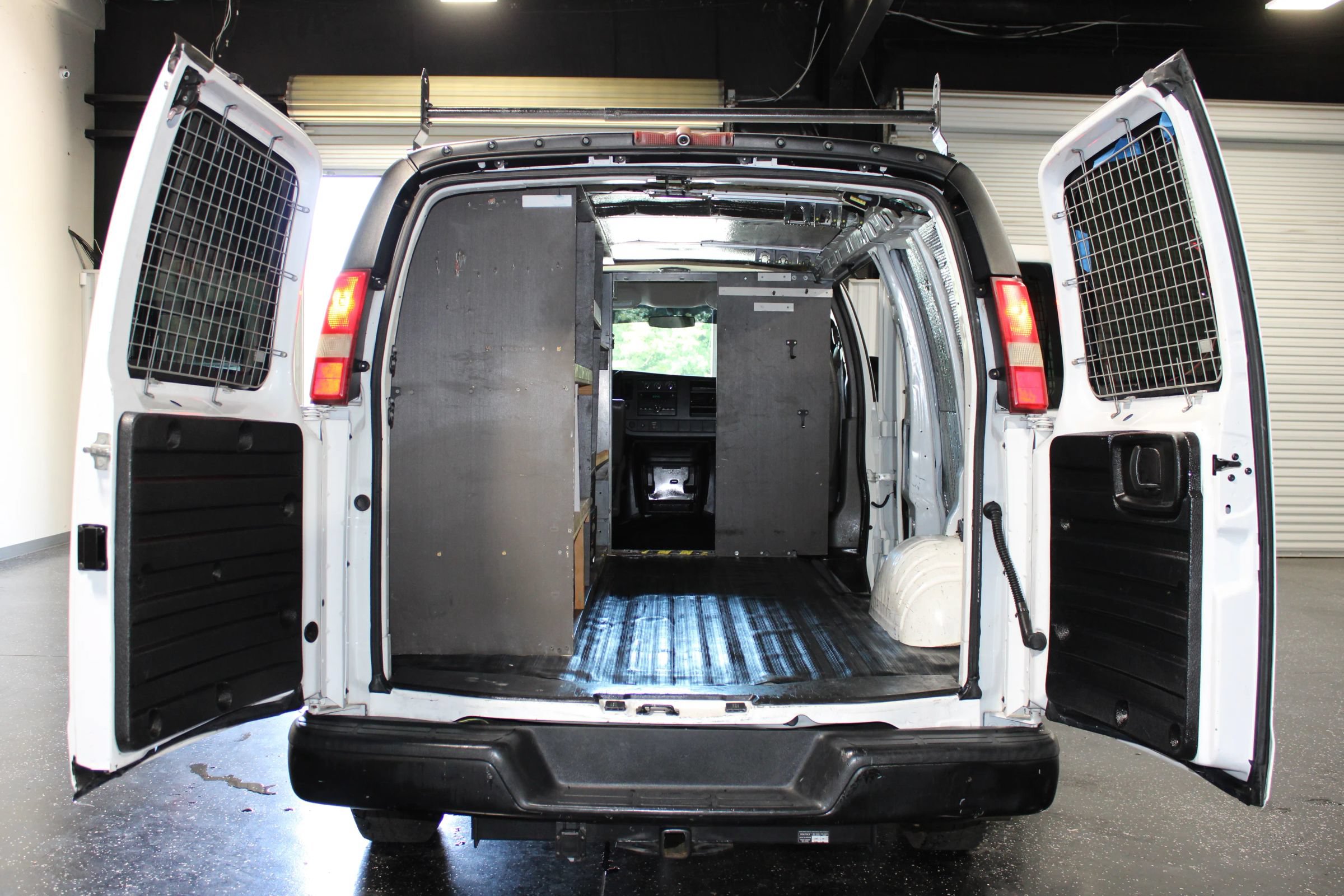 Used 2011 Chevrolet Express 2500 RWD image 22
