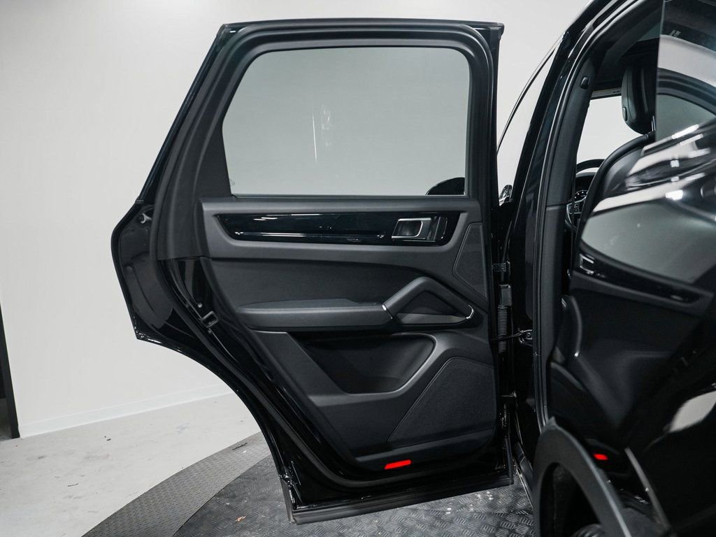 Used 2023 Porsche Cayenne w/ Premium Package image 13