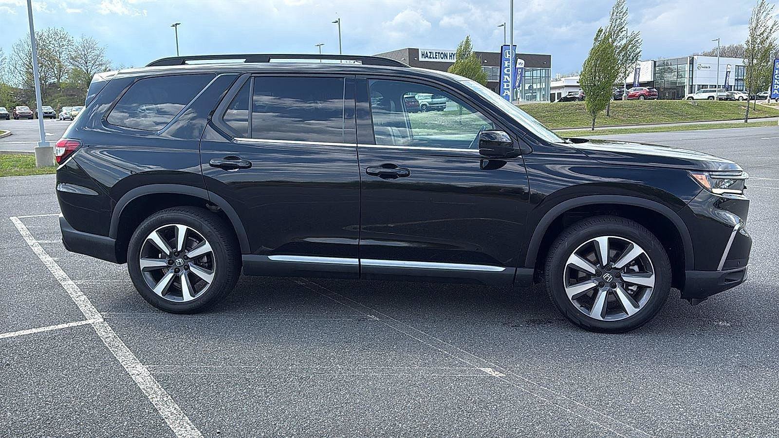 Certified 2025 Honda Pilot Touring image 3