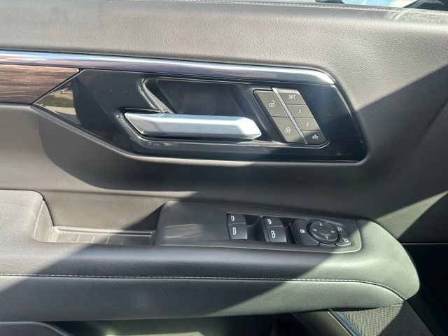 Certified 2025 Chevrolet Suburban Z71 image 3