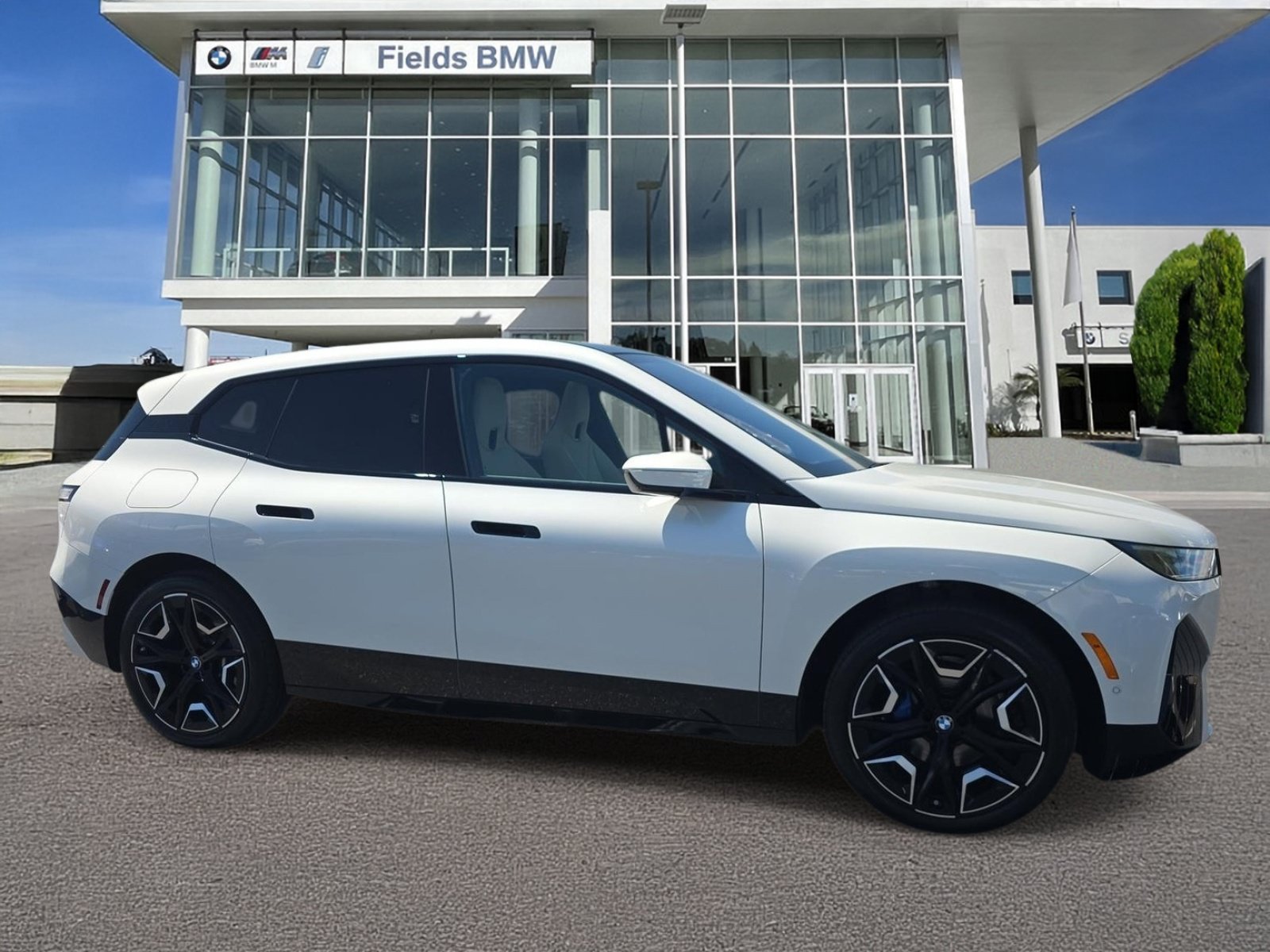Used 2025 BMW iX xDrive50 AWD/4WD image 1