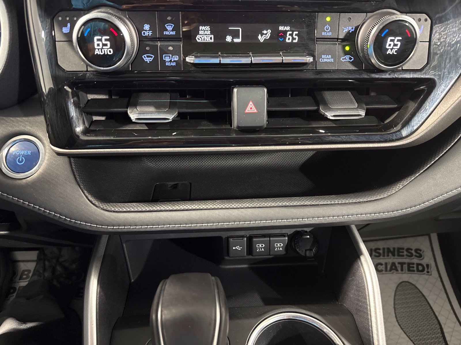 Used 2020 Toyota Highlander XLE AWD/4WD image 39