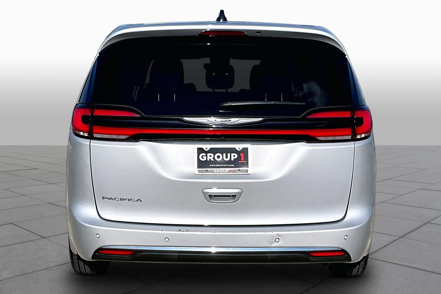 Used 2024 Chrysler Pacifica Touring-L FWD image 5