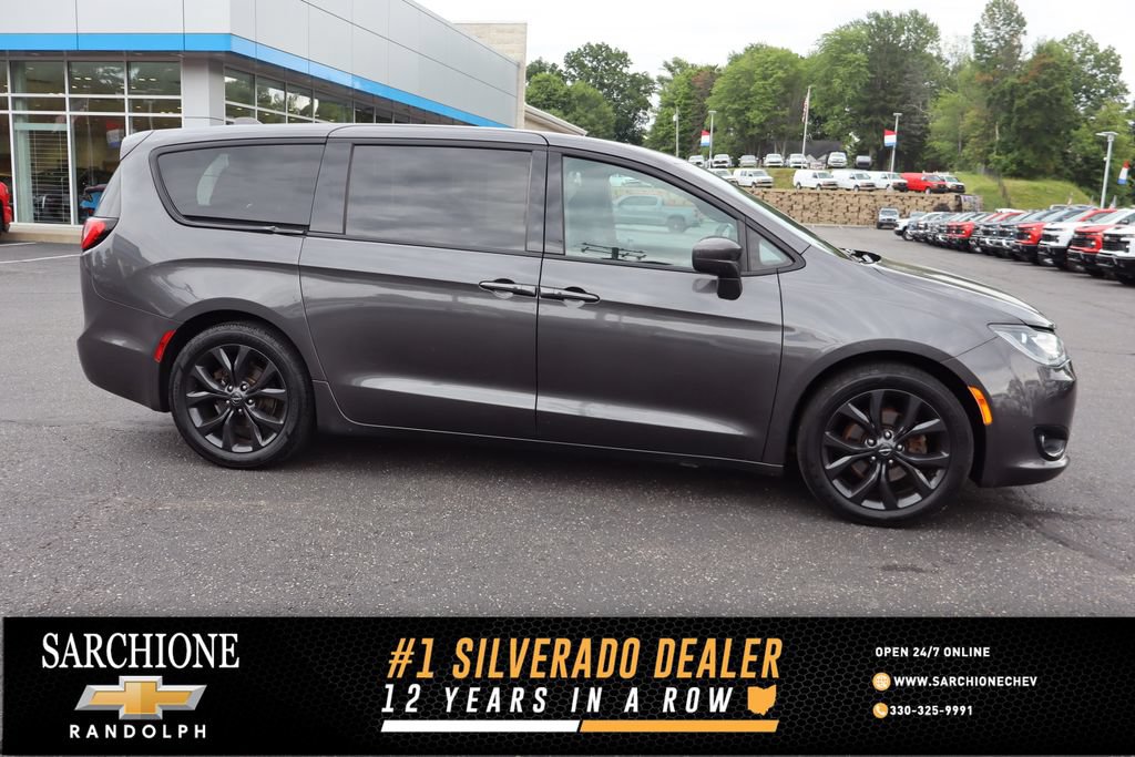 Used 2018 Chrysler Pacifica Touring Plus w/ S Appearance Package FWD image 1