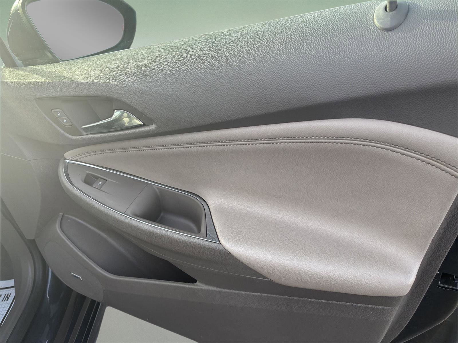 Used 2018 Chevrolet Cruze Premier FWD image 19