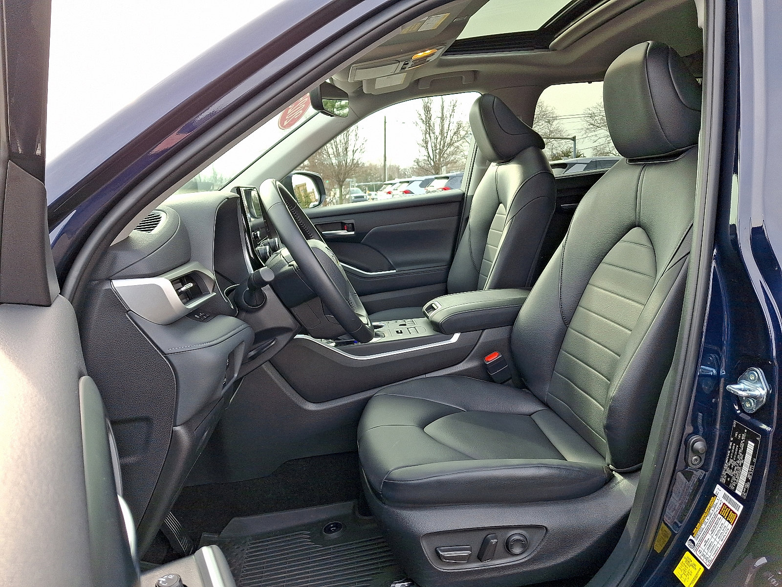 Certified 2025 Toyota Highlander XLE image 14