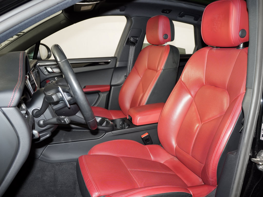 Certified 2023 Porsche Macan Turbo AWD/4WD image 5