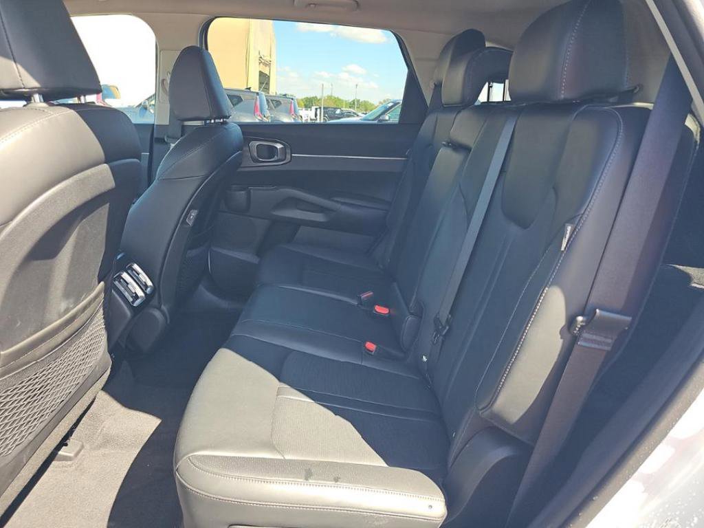 Used 2025 Kia Sorento S w/ Panoramic Sunroof Package image 21