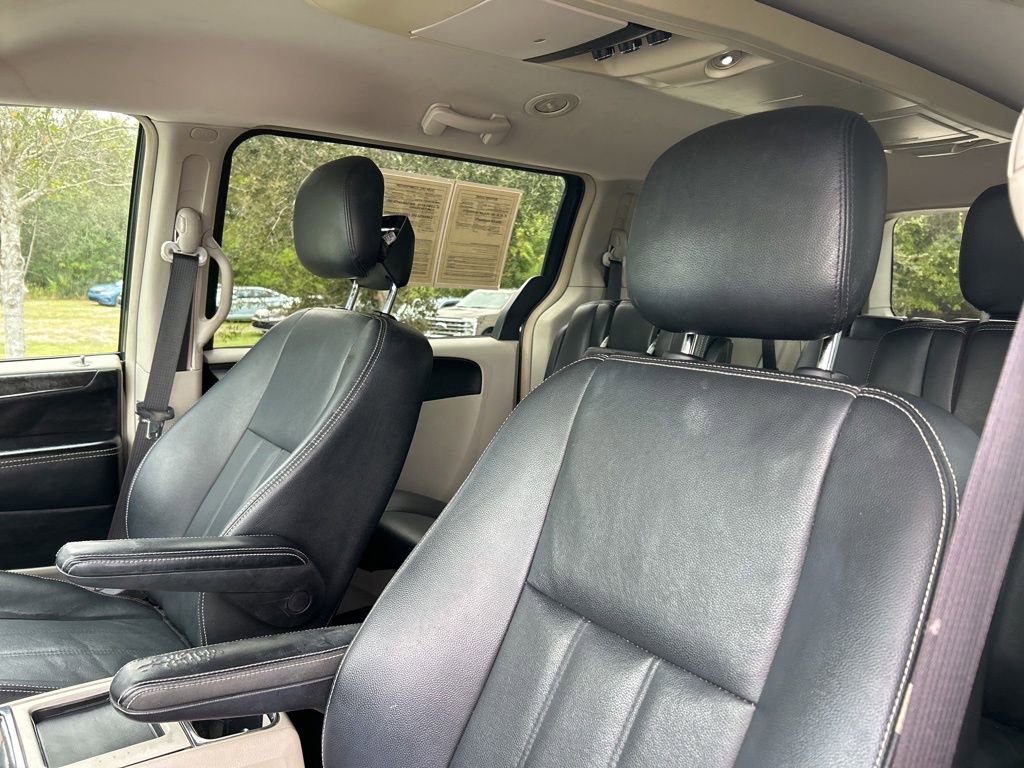 Used 2014 Chrysler Town & Country Touring image 20