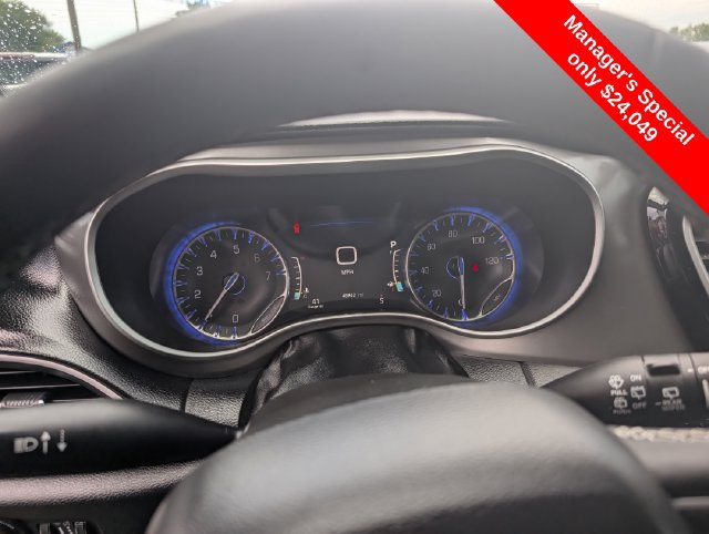 Used 2025 Chrysler Pacifica Select FWD image 15