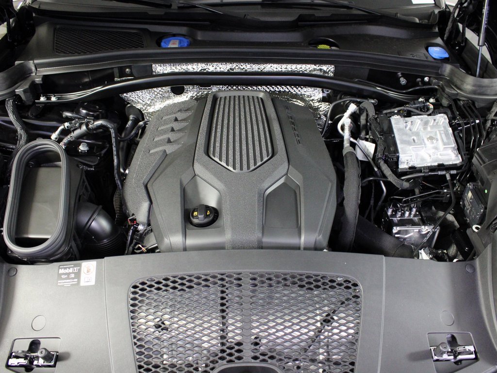 Used 2025 Porsche Macan image 39