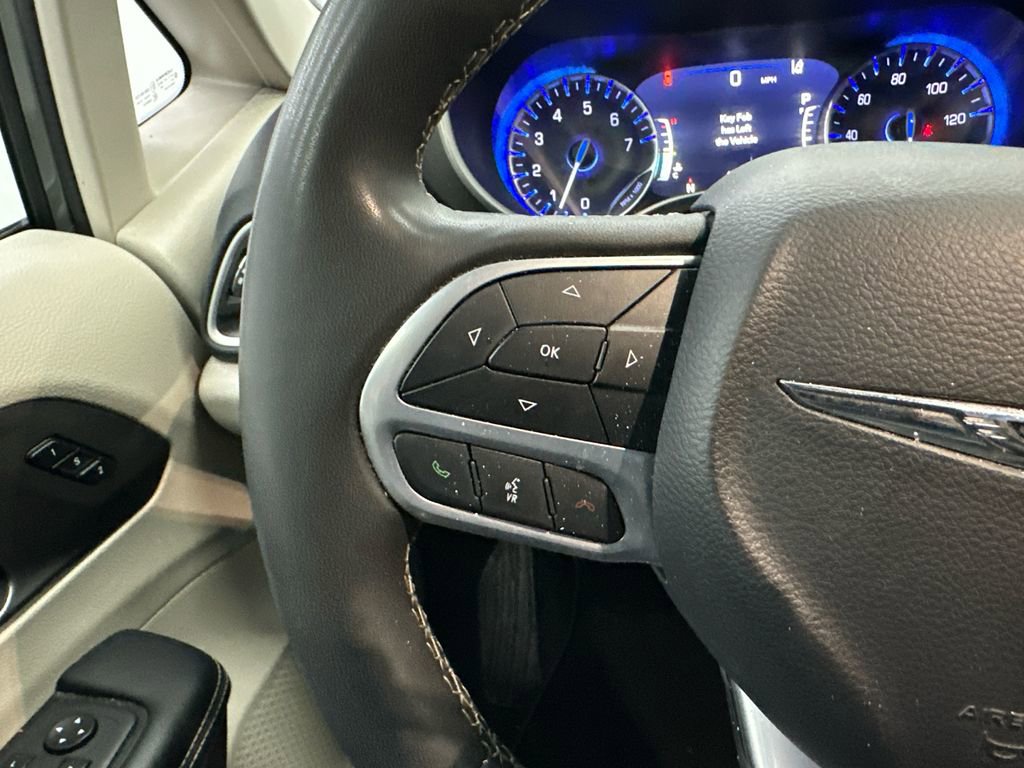 Used 2023 Chrysler Pacifica Touring-L FWD image 28