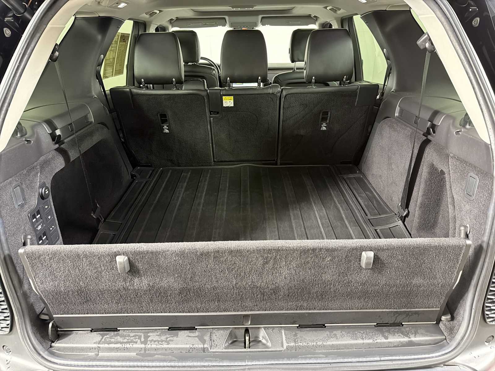 Used 2017 Land Rover Discovery HSE AWD/4WD image 16